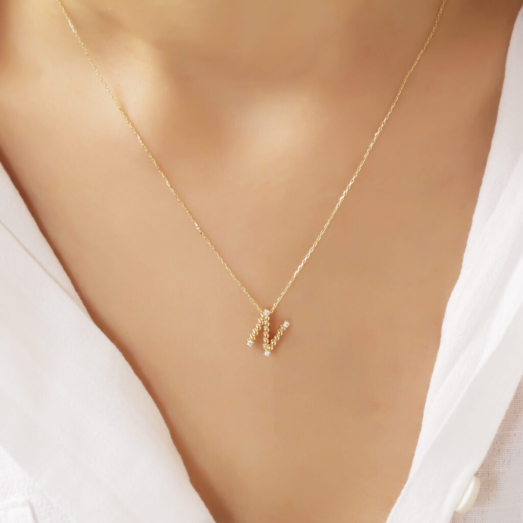 Altın harf kolyeler.